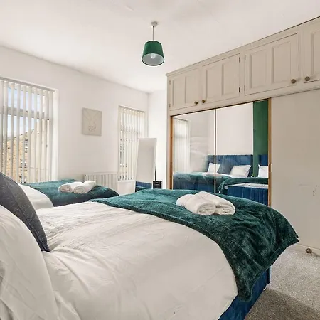 Lovely - Sleeps 8 - Parking & Wifi Casa de Férias