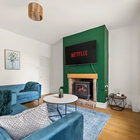 Lovely - Sleeps 8 - Parking & Wifi