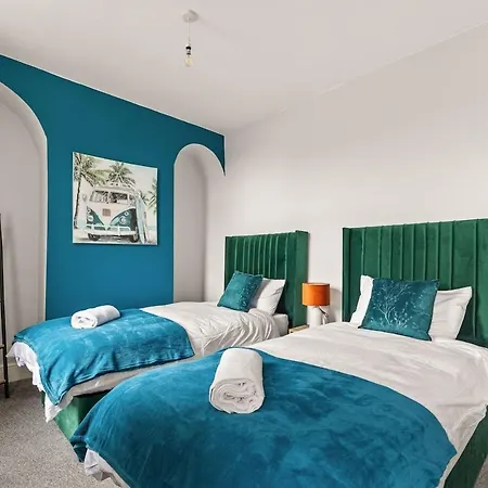 بيت للعطل Lovely - Sleeps 8 - Parking & Wifi *