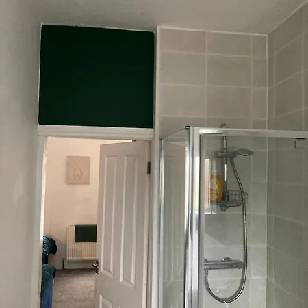Lovely - Sleeps 8 - Parking & Wifi *
