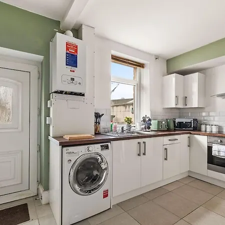 بيت للعطل Lovely - Sleeps 8 - Parking & Wifi