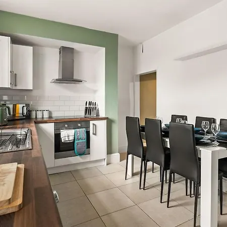 بيت للعطل Lovely - Sleeps 8 - Parking & Wifi