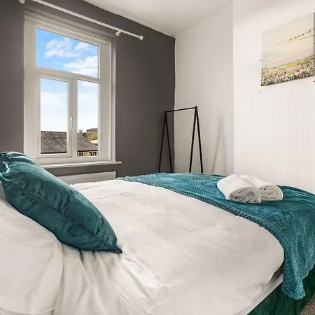 Lovely - Sleeps 8 - Parking & Wifi بيت للعطل سكيبتون