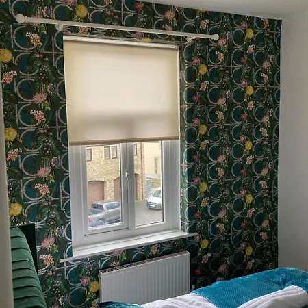 بيت للعطل Lovely - Sleeps 8 - Parking & Wifi *