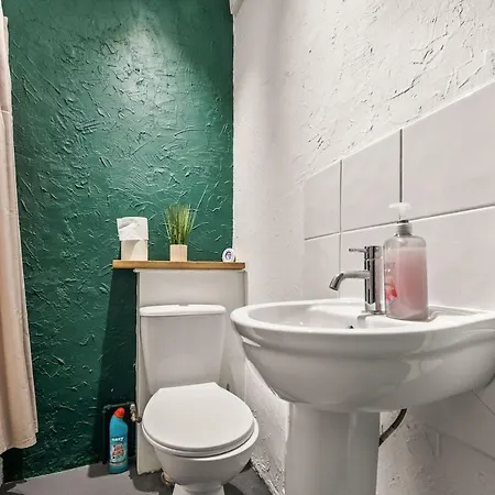 Lovely - Sleeps 8 - Parking & Wifi *