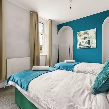 Lovely - Sleeps 8 - Parking & Wifi