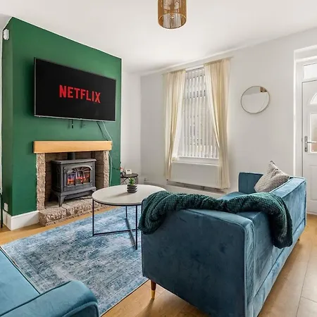 Lovely - Sleeps 8 - Parking & Wifi