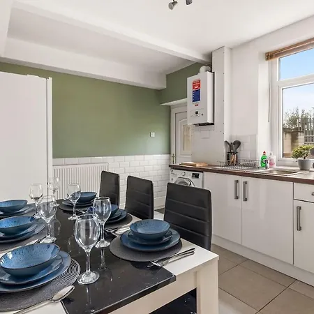 Сasa de vacaciones Lovely - Sleeps 8 - Parking & Wifi *